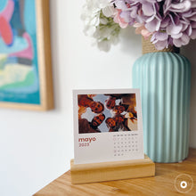 Cargar imagen en el visor de la galería, Calendario 2026 personalizado con soporte