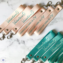 Cargar imagen en el visor de la galería, Llaveros personalizados (Minimo 54 unidades)