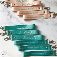 Cargar imagen en el visor de la galería, Llaveros personalizados (Minimo 54 unidades)
